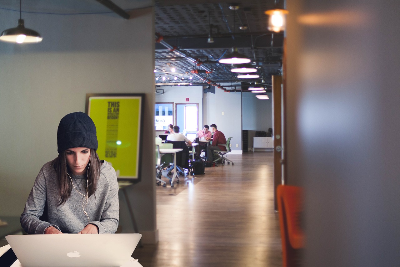 découvrez les avantages du coworking pour les entrepreneurs : flexibilité, réseau professionnel, productivité accrue et environnement dynamique pour développer votre activité.