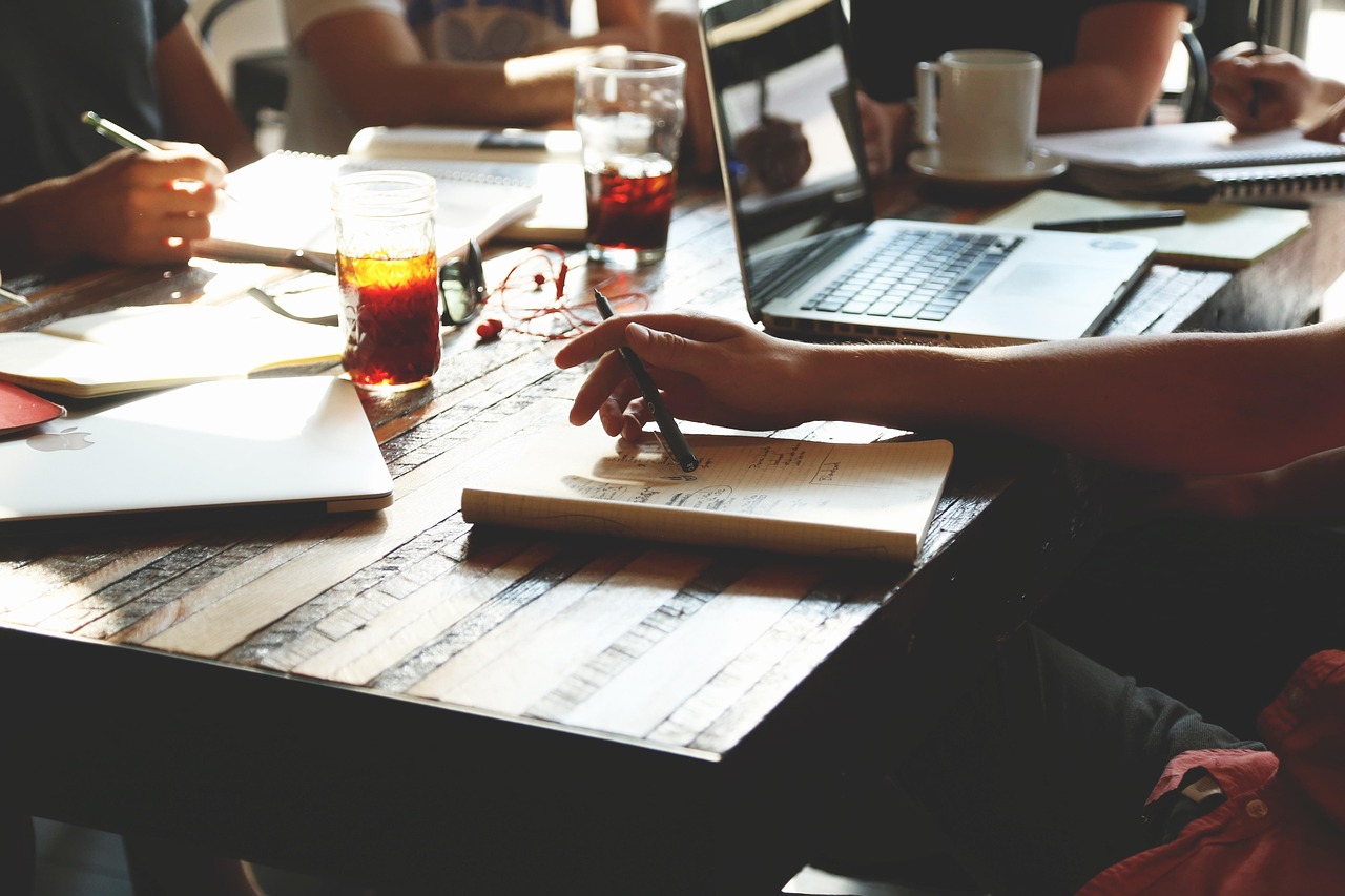 Faut-il s’associer ou rester seul ?
